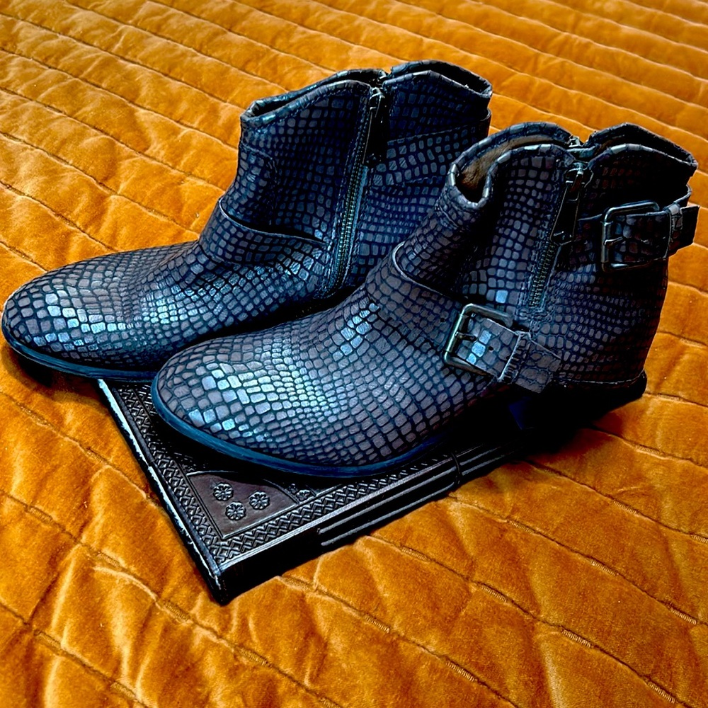 Donald j Pliner snake skin or crocodile printed ankle boot dark brown size 9 US